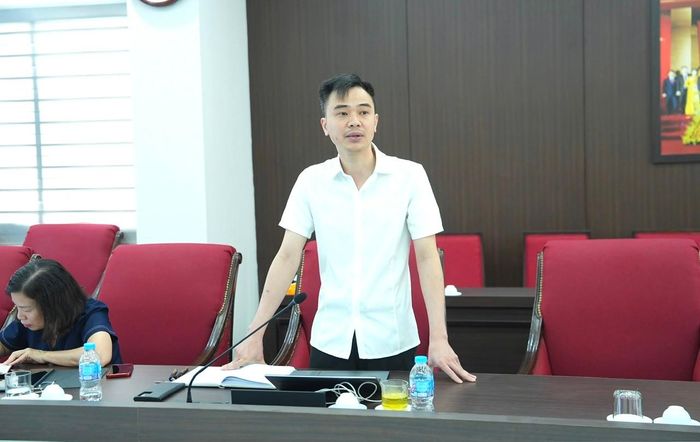 Đồng chí Nguyễn Duy Khánh, Chánh Văn phòng Đảng ủy xã Gia Lâm báo cáo tại hội nghị. Ảnh: P.V