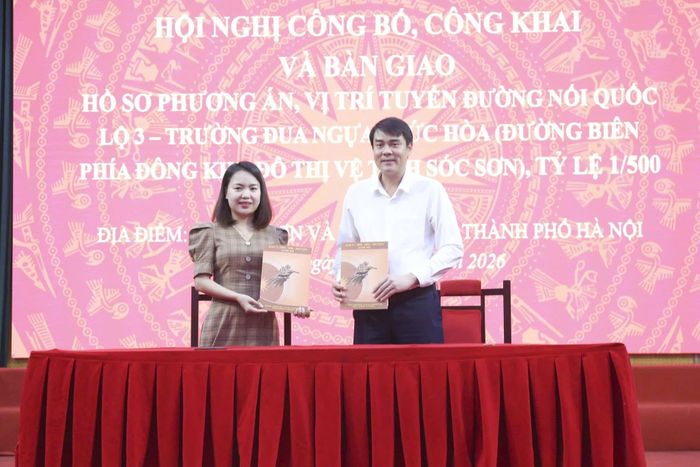 Lãnh đạo hai xã Sóc Sơn và Đa Phúc bàn giao hồ sơ dự án. Ảnh: Ngô Khiêm