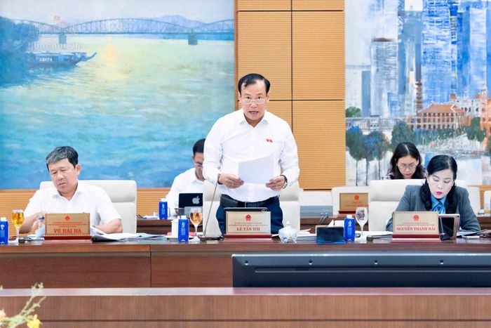 Chủ nhiệm Ủy ban Quốc phòng - An ninh và Đối ngoại của Quốc hội Lê Tấn Tới báo cáo thẩm tra. Ảnh: media.quochoi.vn