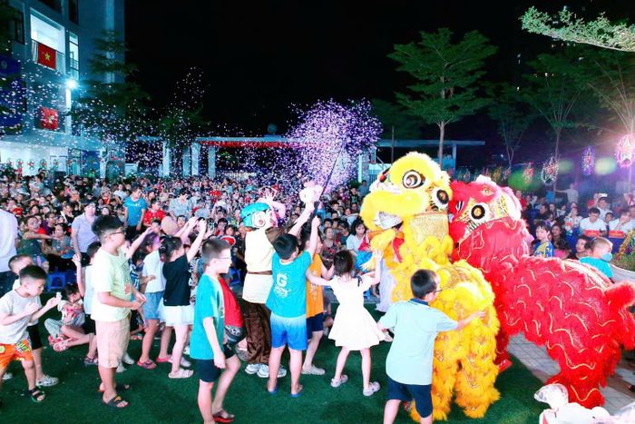 Các em thiếu nhi hào hứng tham gia các hoạt động tại chương trình. Ảnh: PV