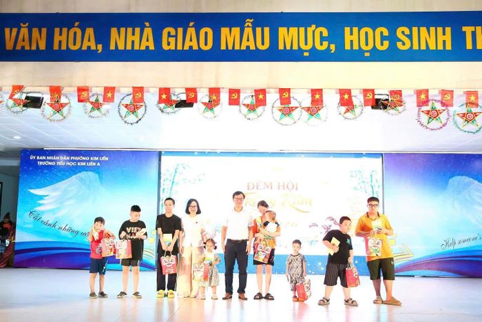 Lãnh đạo phường Kim Liên trao quà cho các trẻ em có hoàn cảnh khó khăn trên địa bàn. Ảnh: PV