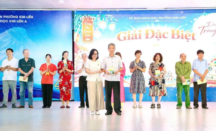 Chủ tịch UBND phường Kim Liên Lê Thị Kim Huệ trao Giải Đặc biệt cho Tổ dân phố số 21. Ảnh: PV