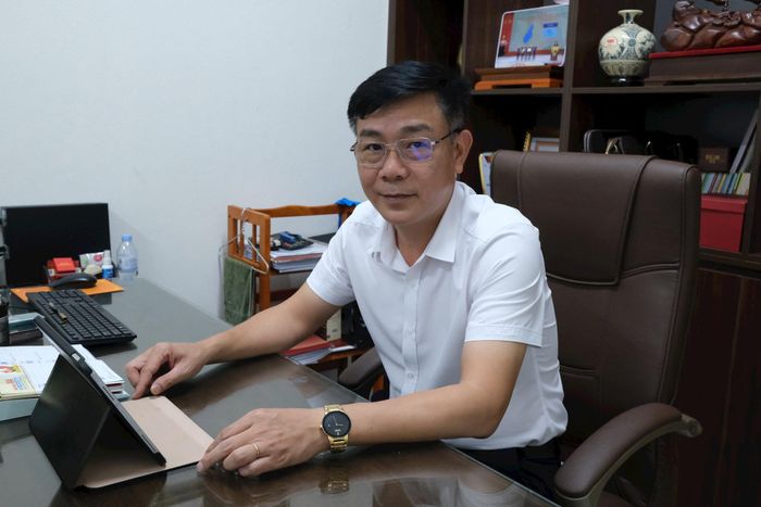 Chủ tịch Ủy ban MTTQ Việt Nam xã Kim Anh trao đổi thông tin về kết quả hoạt động của đơn vị trên địa bàn. Ảnh: Sỹ Hào