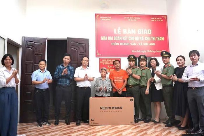 Lãnh đạo Đảng ủy, UBND, Ủy ban MTTQ Việt Nam xã Kim Anh cùng đại diện các ban, ngành trao nhà Đại đoàn kết cho gia đình bà Chu Thị Tham. Ảnh: Lương Giang