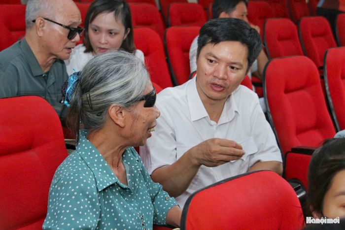 Báo cáo viên Phan Hoành Sơn trao đổi với người dân sau buổi tuyên truyền để được giải đáp những vấn đề pháp lý còn vướng mắc. Ảnh: Cao Kỳ