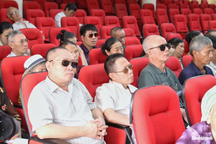 Người dân, người khuyết tật trên địa bàn xã Phú Xuyên tham dự chương trình tuyên truyền, phổ biến pháp luật về đất đai, thừa kế và chính sách dành cho người khuyết tật. Ảnh: Cao Kỳ