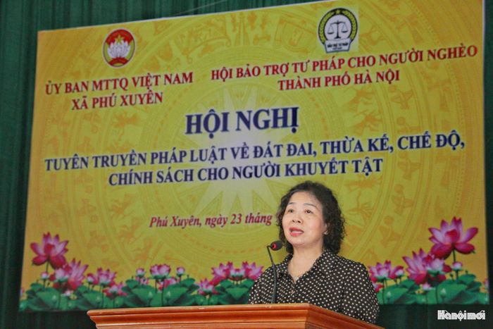 Bà Hồ Xuân Hương, Chủ tịch Hội Bảo trợ Tư pháp cho người nghèo thành phố Hà Nội phát biểu tại chương trình. Ảnh: Cao Kỳ
