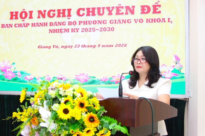 Trưởng ban Xây dựng Đảng phường Giảng Võ Vũ Thị Thêu báo cáo đề án tại hội nghị. Ảnh: TT