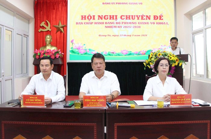 Thường trực Đảng ủy phường Giảng Võ chủ trì hội nghị. Ảnh: TT
