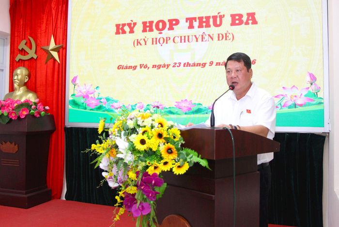 Bí thư Đảng ủy, Chủ tịch HĐND phường Giảng Võ Tống Học Nghĩa phát biểu khai mạc kỳ họp chuyên đề HĐND phường Giảng Võ khóa II, nhiệm kỳ 2026-2031. Ảnh: TT