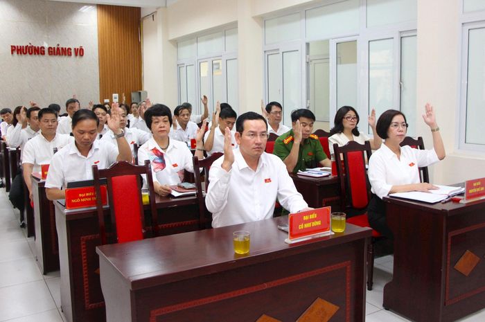 Đại biểu HĐND phường Giảng Võ biểu quyết tại kỳ họp. Ảnh: TT