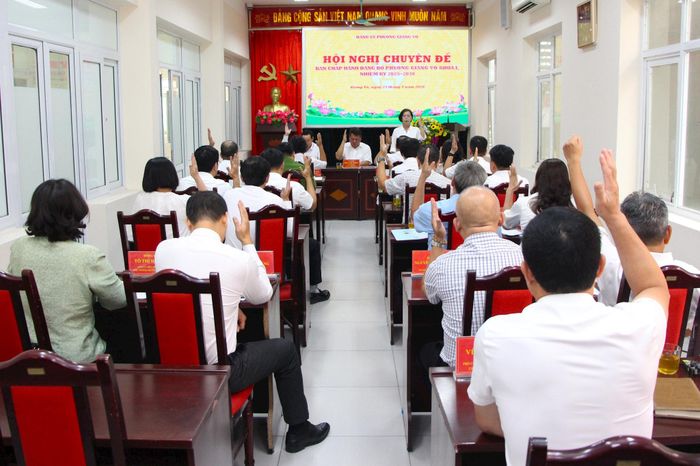 Ban Chấp hành Đảng bộ phường Giảng Võ tiến hành biểu quyết thông qua đề án. Ảnh: TT