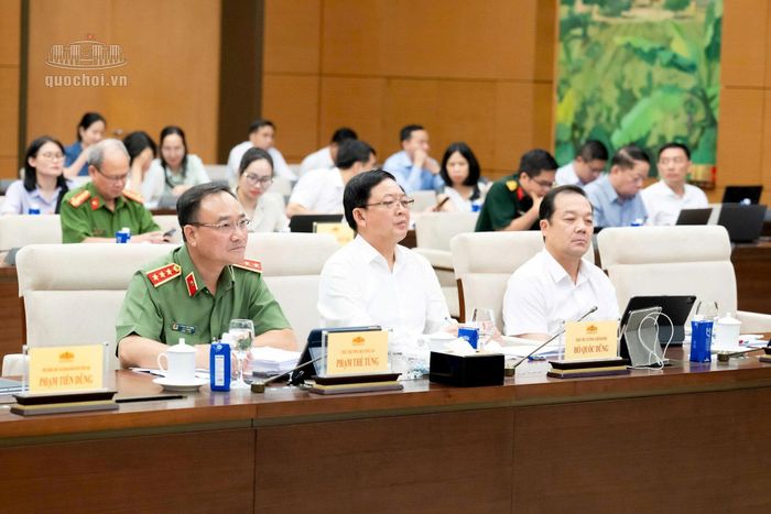 Các đại biểu tham dự phiên họp. Ảnh: media.quochoi.vn