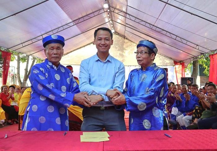 Lễ kết chạ (kết tình anh em) giữa hai thôn Đinh Xá và Minh Nga, nay sáp nhập thành thôn Phú Cường. Ảnh: PV