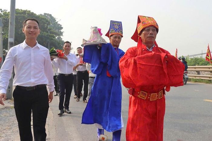 Người dân thôn Phú Cường thành kính dâng hương hoa, lễ vật cúng tế thành hoàng làng và tại các di tích lịch sử văn hoá gắn với đời sống tín ngưỡng dân gian. Ảnh: PV