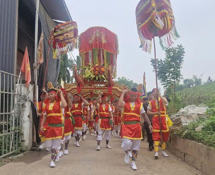 Các nghi lễ dâng hương, cử hành rước rước kiệu, nghi thức lấy nước... tại lễ hội đình Thượng Giáp thu hút hàng trăm người dân tham gia. Ảnh: PV