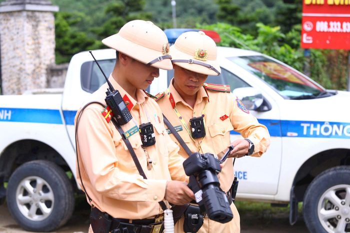 Lực lượng chức năng sử dụng máy chuyên dụng đo tốc độ phương tiện di chuyển trên đường. Ảnh: Phạm Công