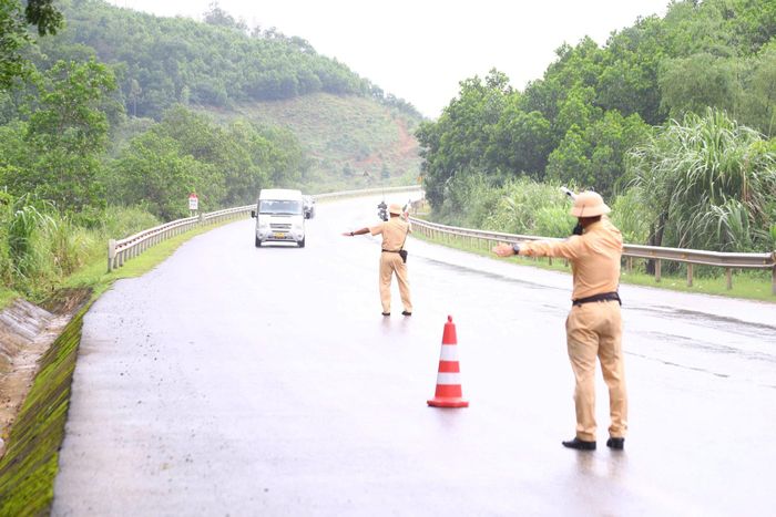 Các trường hợp vi phạm đều bị lực lượng chức năng dừng xe. Ảnh: Phạm Công