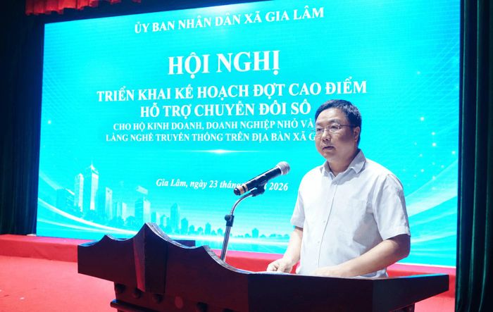 Phó Chủ tịch UBND xã Gia Lâm Nguyễn Ngọc Dũng phát biểu tại hội nghị. Ảnh: Hoàng Anh