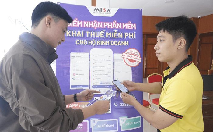 Các đơn vị cung cấp nền tảng số trực tiếp giới thiệu, hướng dẫn các giải pháp số cho hộ kinh doanh, doanh nghiệp nhỏ và vừa. Ảnh: Hoàng Anh