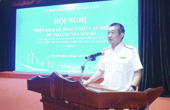Đại diện Thuế cơ sở 12 thành phố Hà Nội hướng dẫn những nội dung liên quan đến thực hiện nghĩa vụ thuế trên môi trường số. Ảnh: Hoàng Anh
