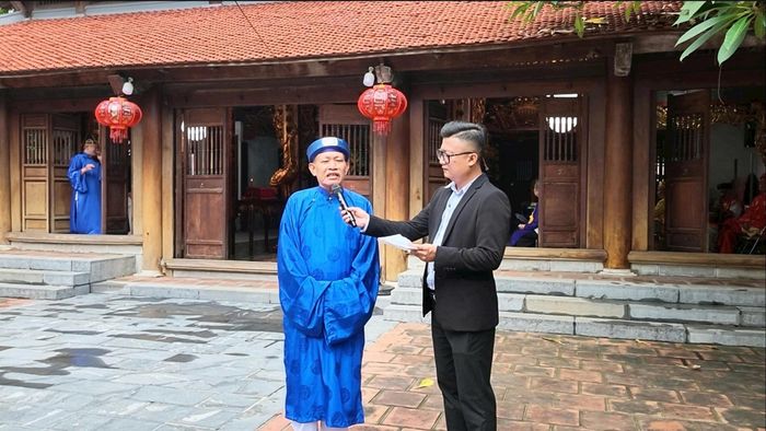 Ông Đào Đăng Hơn, Trưởng ban Khánh tiết Đình Trung Văn giới thiệu chi tiết kiến trúc và hiện vật của đình. Ảnh: PV