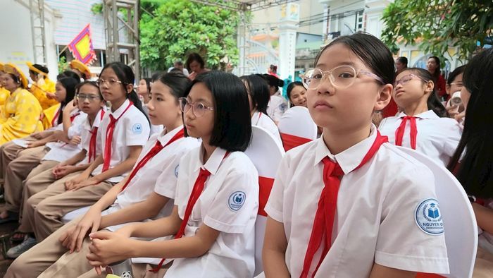 Học sinh chăm chú nghe giới thiệu, quan sát kiến trúc, hiện vật trong buổi trải nghiệm. Ảnh: PV