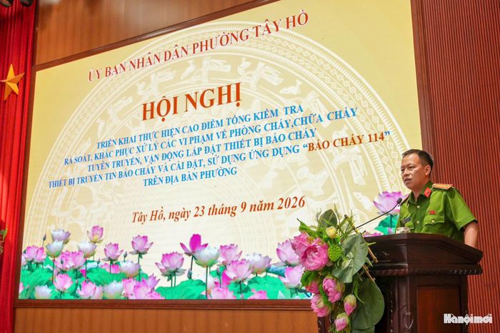 Trung tá Ngô Thái Sơn, Trưởng Công an phường Tây Hồ phát biểu tại hội nghị. Ảnh: Ngọc Tú