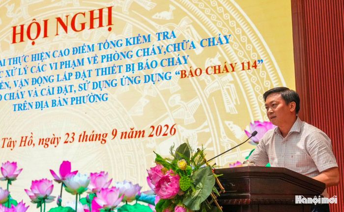 Trưởng phòng Kinh tế, Hạ tầng và Đô thị phường Tây Hồ Nguyễn Văn Tưởng phát biểu tại hội nghị. Ảnh: Ngọc Tú