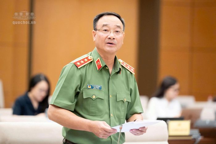 Thượng tướng Phạm Thế Tùng, Thứ trưởng Bộ Công an trình bày tờ trình. Ảnh: media.quochoi.vn