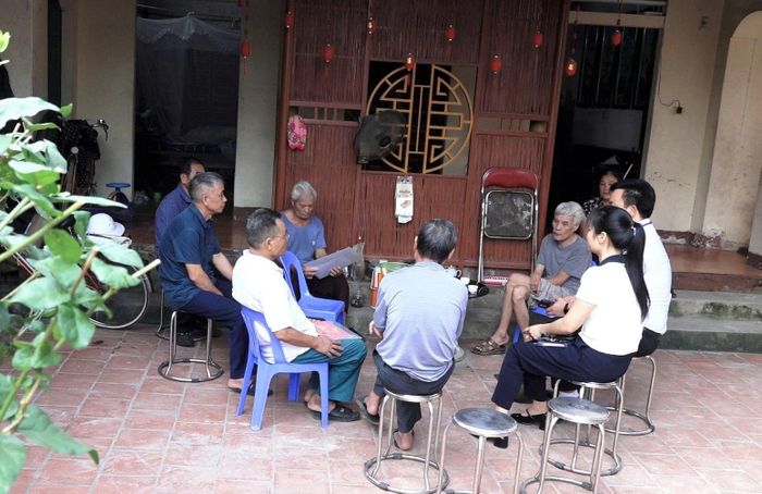 Cấp ủy chi bộ và Ban công tác mặt trận và lãnh đạo thôn Cao Viên đến tận nhà các hộ dân để lắng nghe, tuyên truyền. Ảnh T. Đạt