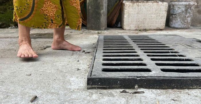 Các vị trí nắp hố ga nhô cao là chướng ngại đối với người đi bộ, nhất là người cao tuổi và trẻ nhỏ. Ảnh: NT