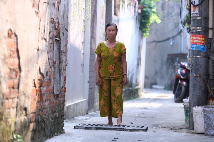 Nắp hố ga nhô cao tạo thành điểm chênh trên mặt đường, người đi bộ và phương tiện phải thận trọng khi qua khu vực này. Ảnh: NT