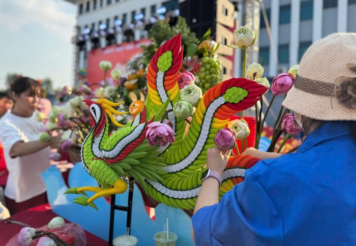 Hấp dẫn phần thi bày mâm cỗ Trung thu. Ảnh: TT