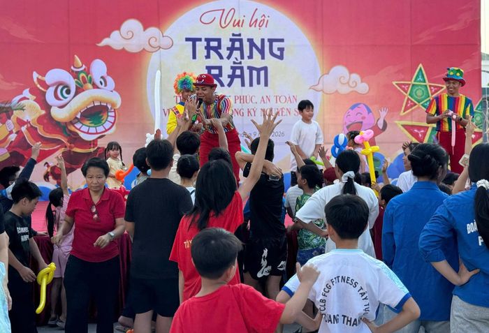 Các em được hướng dẫn làm đền ông sao và giao lưu với các nghệ sĩ xiếc. Ảnh: TT