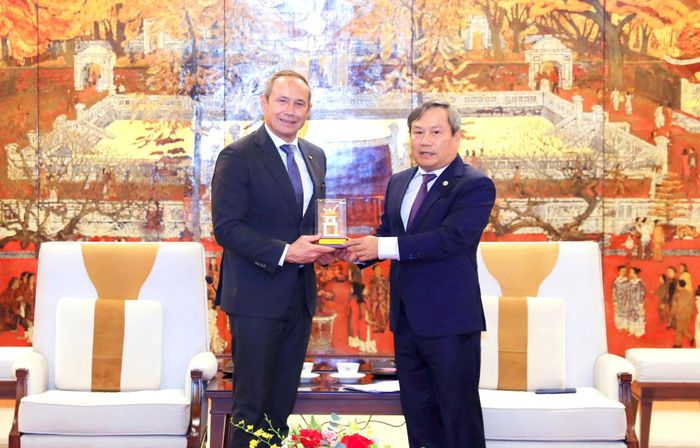Chủ tịch UBND thành phố Hà Nội Vũ Đại Thắng trao quà cho Thủ hiến Roger Cook. Ảnh: Cẩm Anh