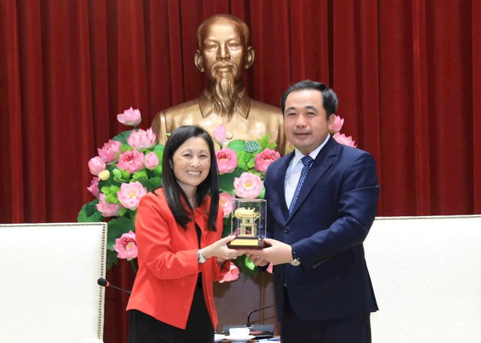 Bí thư Thành ủy Hà Nội Trần Đức Thắng (bên phải) trao quà lưu niệm của Thủ đô Hà Nội tặng Đại sứ Hoa Kỳ Jennifer Wicks. Ảnh: Quang Thái