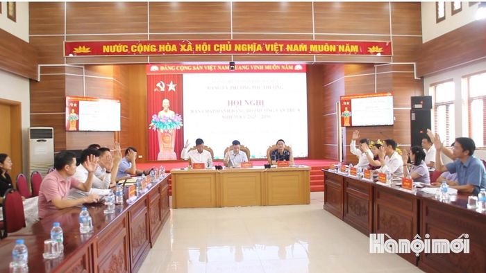 Các đại biểu biểu quyết thông qua các nội dung tại hội nghị. Ảnh: Cao Kỳ