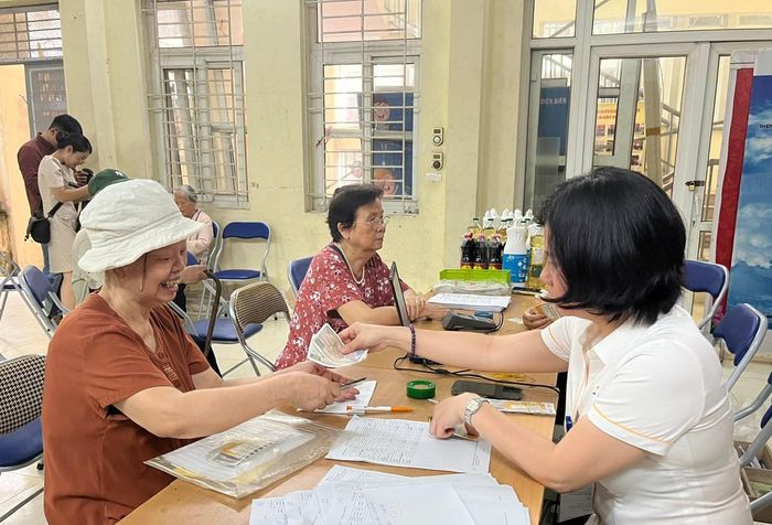 BHXH Việt Nam đề nghị kiểm soát chặt chi trả lương hưu, trợ cấp thất nghiệp bằng tiền mặt và việc nhận thay. Ảnh minh họa: B.Duy