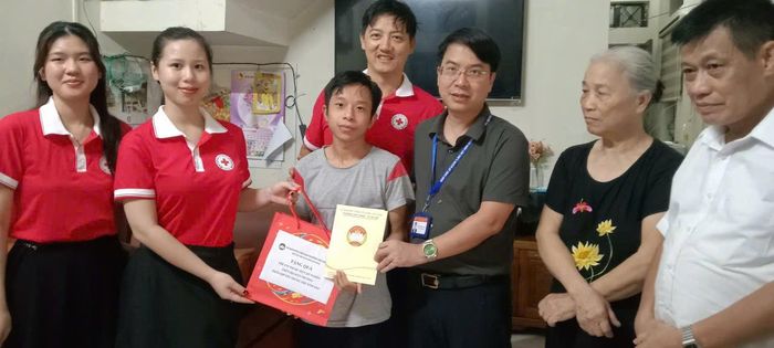 Lãnh đạo Ủy ban MTTQ Việt Nam phường trao quà động viên học sinh có hoàn cảnh khó khăn. Ảnh: PV
