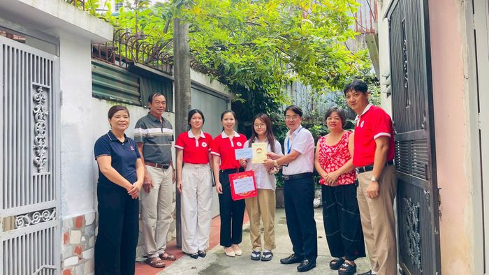 Lãnh đạo Ủy ban MTTQ Việt Nam phường trao quà động viên học sinh có hoàn cảnh khó khăn. Ảnh: PV