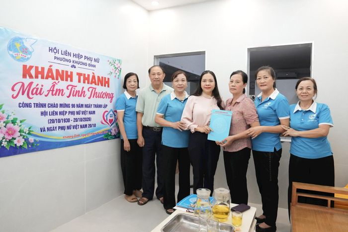 Các cấp hội phụ nữ phường Khương Đình, đại diện khu dân cư, tổ dân phố chia sẻ niềm vui cùng gia đình bà Hoàng Thị Hồng. Ảnh: Hồng Thái