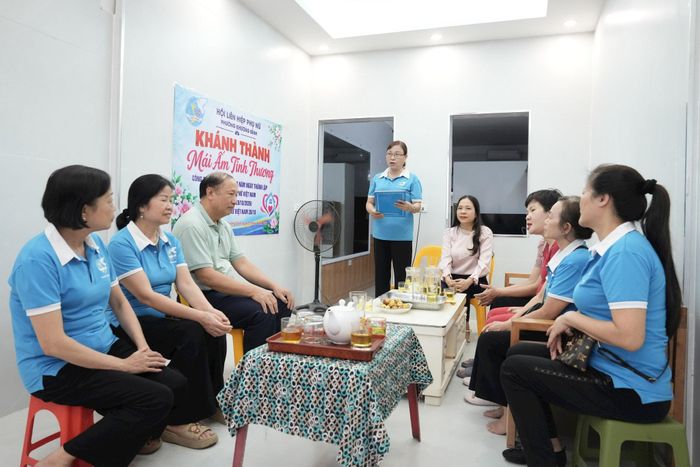 Hội Liên hiệp phụ nữ phường Khương Đình tổ chức Lễ khánh thành, trao “Mái ấm tình thương” cho gia đình bà Hoàng Thị Hồng. Ảnh: Hồng Thái