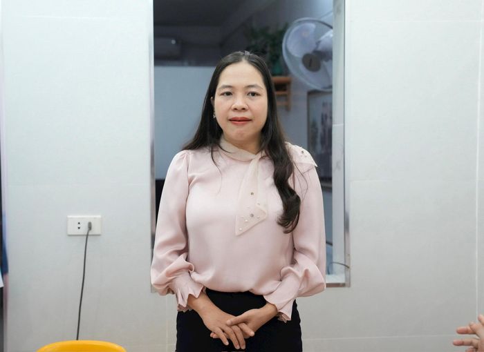 Phó Chủ tịch Thường trực Ủy ban MTTQ, Chủ tịch Hội Liên hiệp phụ nữ phường Khương Đình Hoàng Thị Dung phát biểu tại Lễ khánh thành trao mái ấm tình thương. Ảnh: Hồng Thái