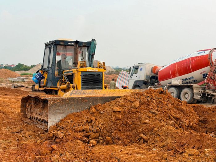 Một lượng lớn máy móc được triển khai thi công tuyến đường. Ảnh: Thanh Hà