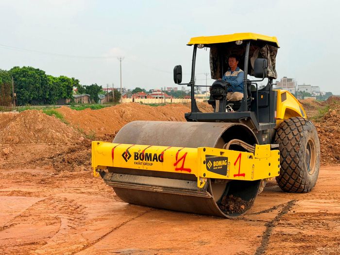Theo ông Lưu Quang Đức, Giám đốc điều hành dự án, Công ty Cổ phần Nhân Bình, đơn vị đang thi công tuyến đường Vành đai 3, nhà thầu đang tập trung tối đa máy móc và nhân lực để thi công tuyến đường. Vật tư, vật liệu được đơn vị nhập 24/24 để đáp ứng nhu cầu thi công liên tục nhằm đảm bảo tiến độ đã cam kết với chủ đầu tư. Ảnh: Thanh Hà