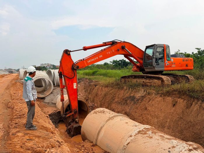 Cùng với thi công mặt đường, hệ thống cống cũng đang được lắp đặt một cách đồng bộ. Ảnh: Thanh Hà