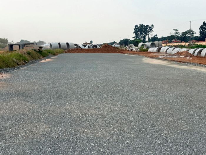 Một số đoạn đã được thảm cấp phối mặt đường. Ảnh: Thanh Hà