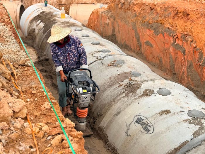 Công nhân thi công cống sau khi được lắp đặt. Ảnh: Thanh Hà