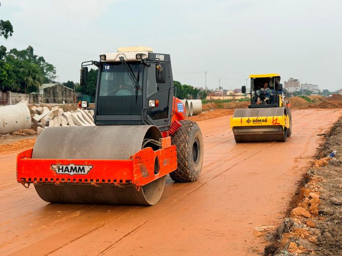 Những đoạn đường vừa được đổ đất nền đã được xe lu lèn cẩn thận. Ảnh: Thanh Hà